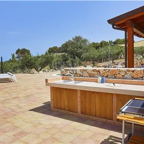 4 bedroom villa with pool, Castellammare del Golfo, sleeps 8-9